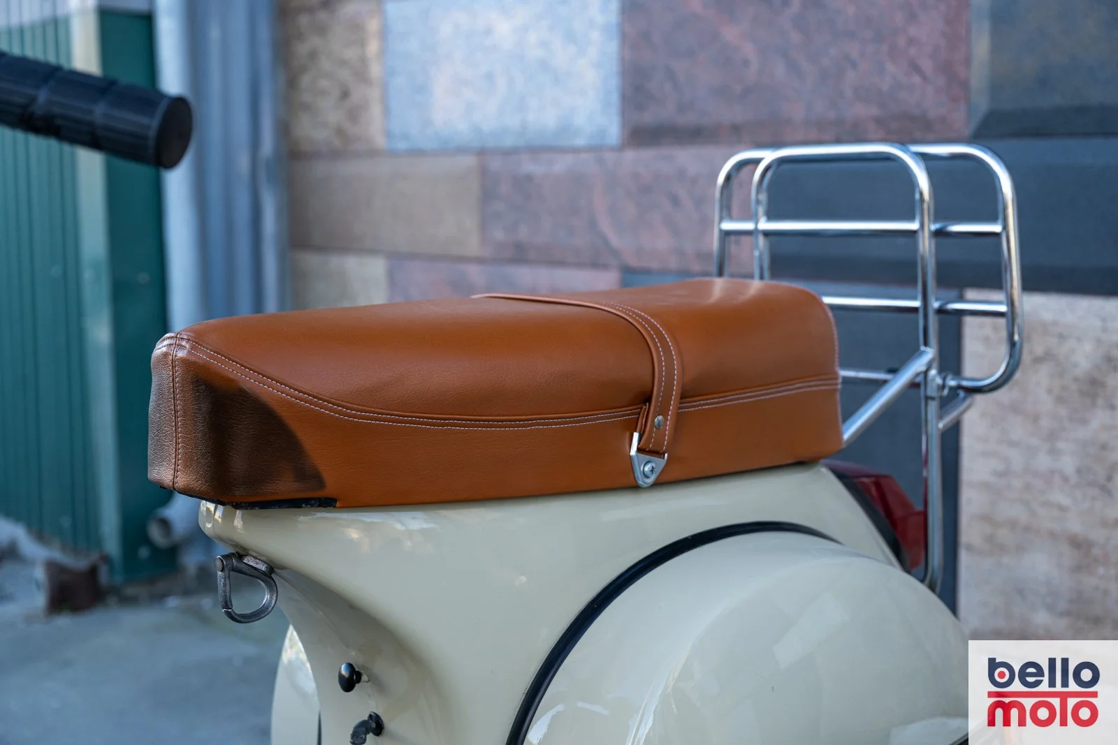BM479 1981 Vespa P200E Beige - 1600px-60.jpg