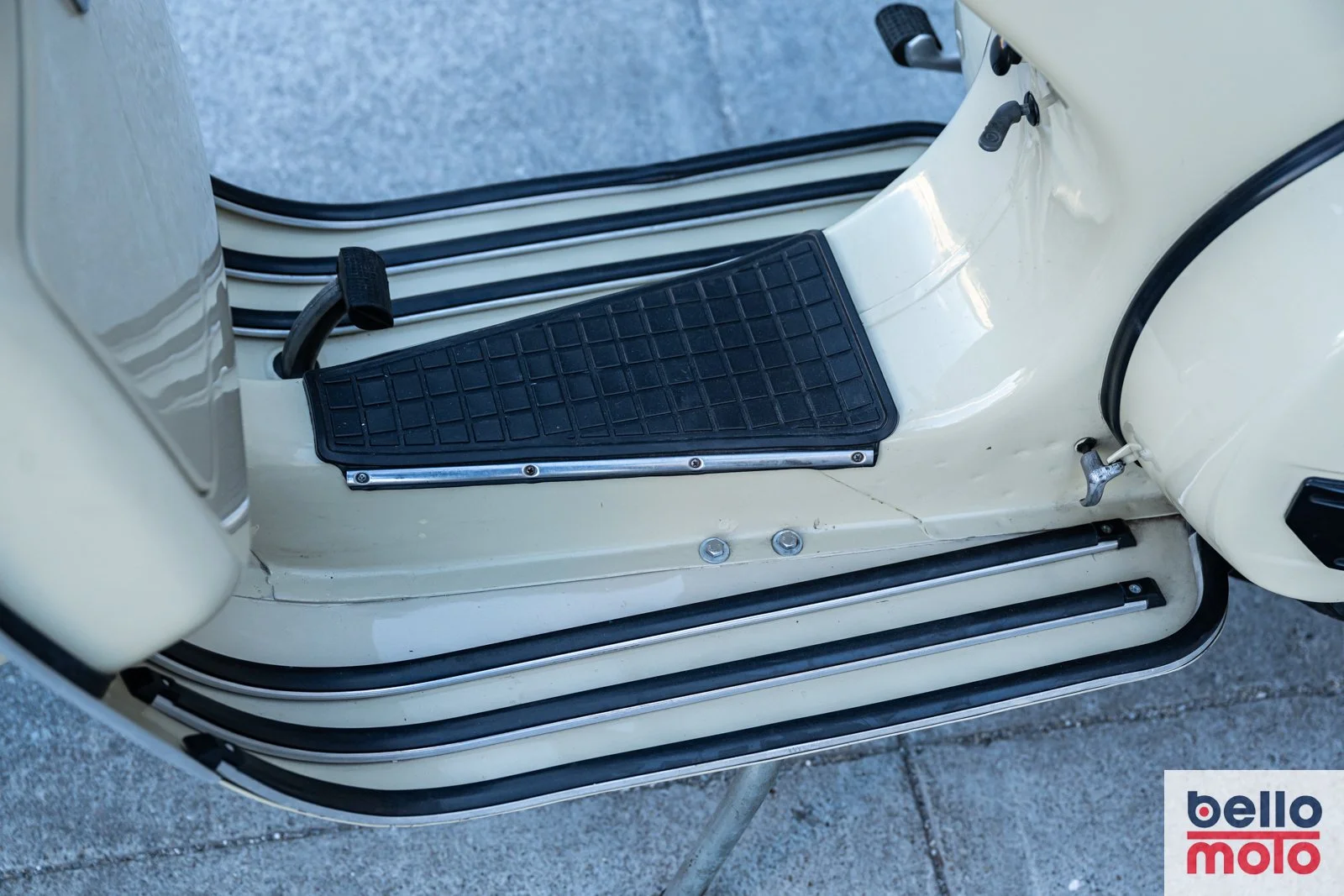 BM479 1981 Vespa P200E Beige - 1600px-63.jpg