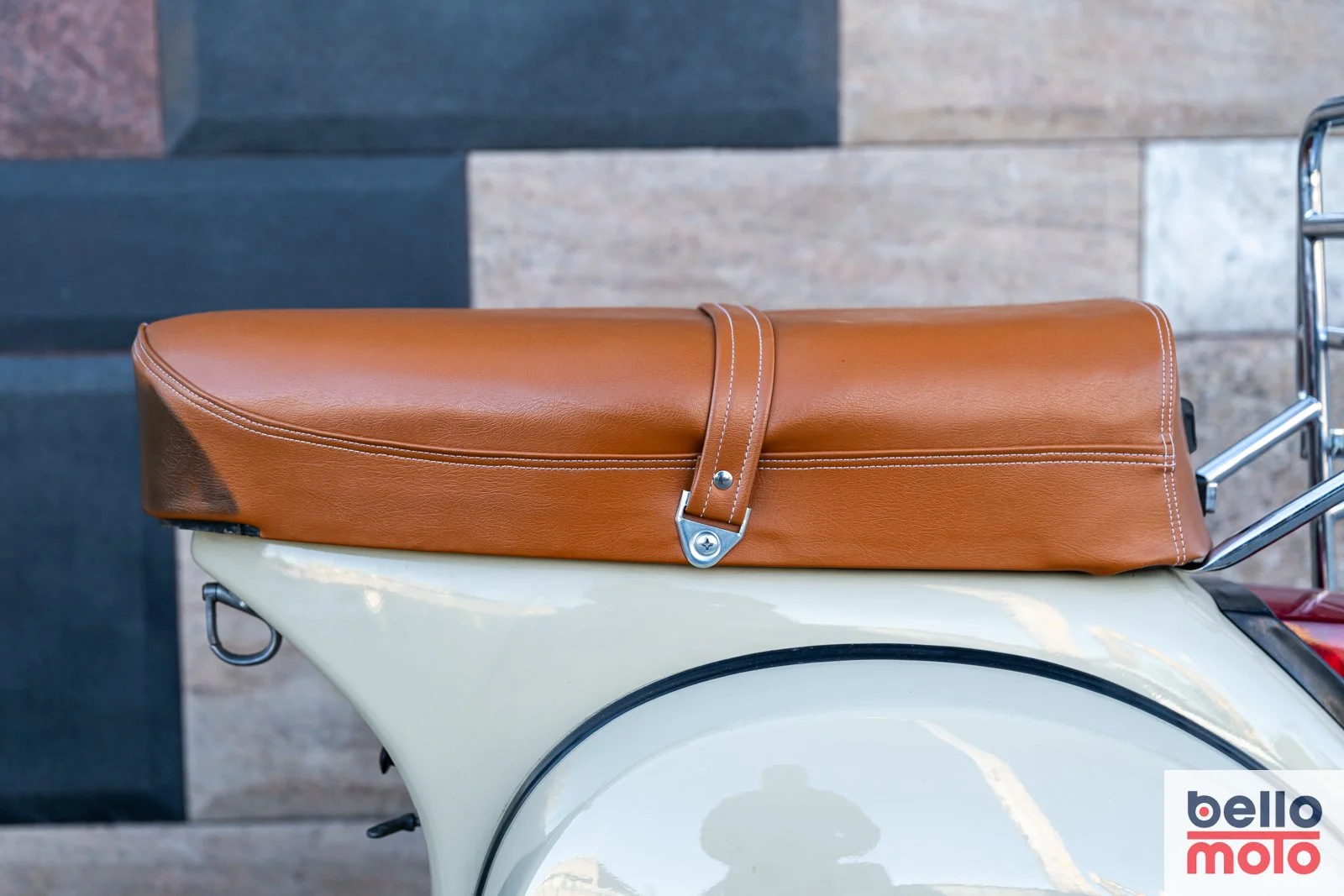 BM479 1981 Vespa P200E Beige - 1600px-78.jpg