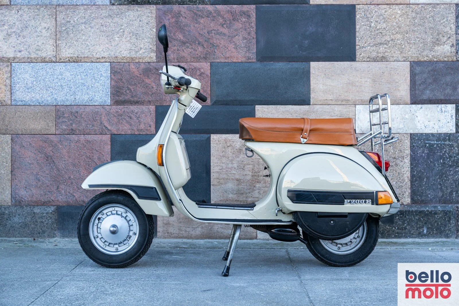 BM479 1981 Vespa P200E Beige - 1600px-70.jpg