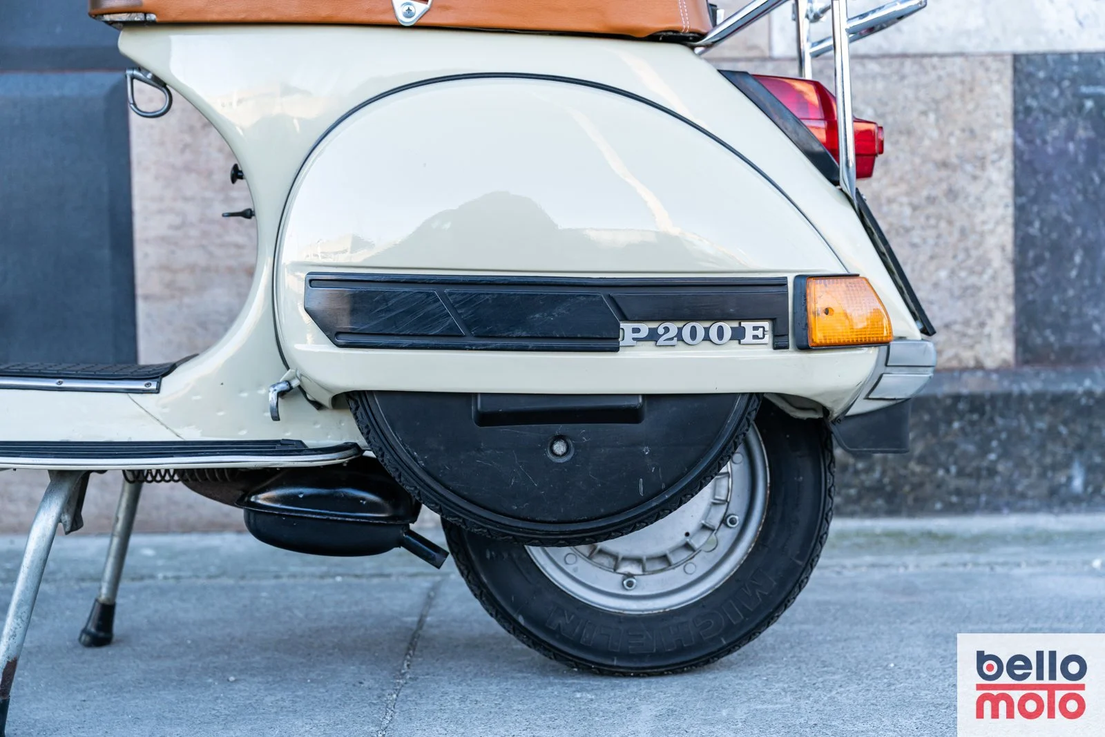 BM479 1981 Vespa P200E Beige - 1600px-79.jpg