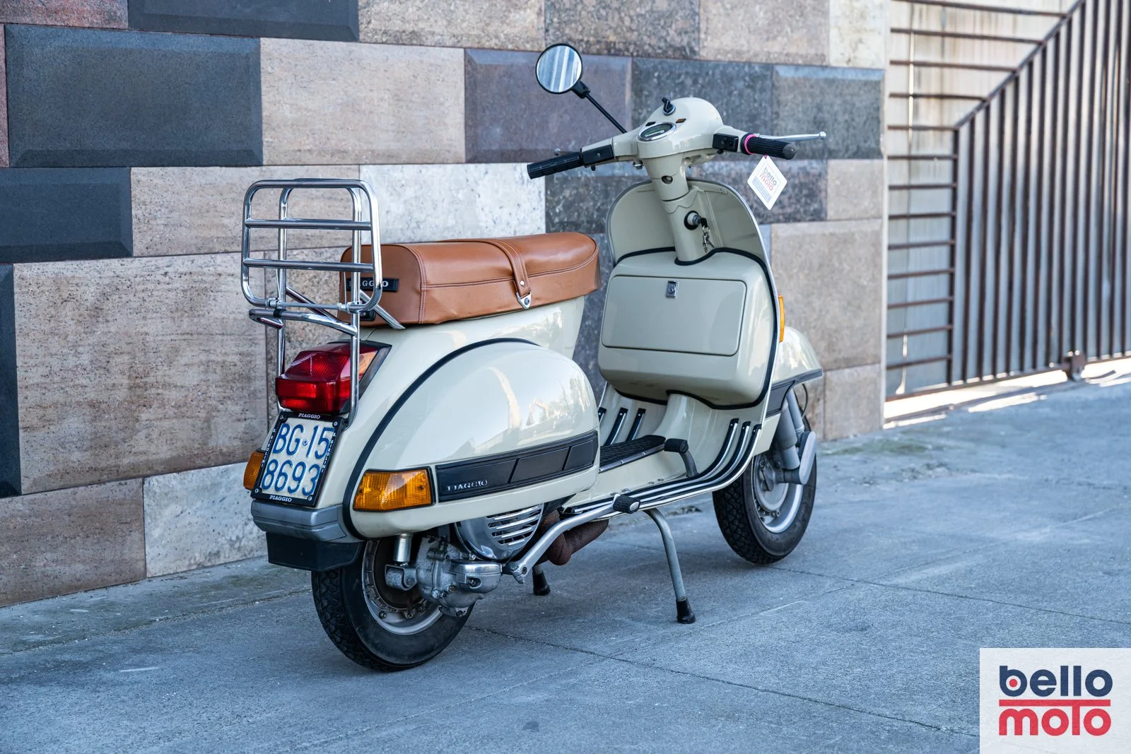 BM479 1981 Vespa P200E Beige - 1600px-102.jpg