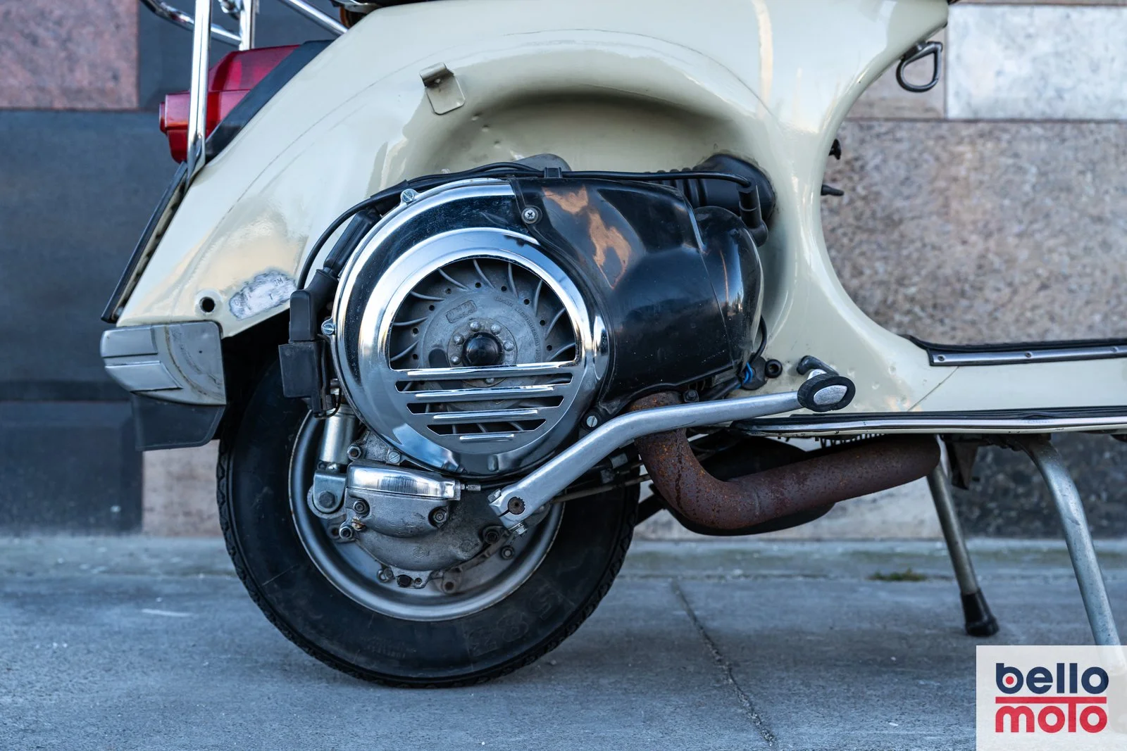 BM479 1981 Vespa P200E Beige - 1600px-124.jpg