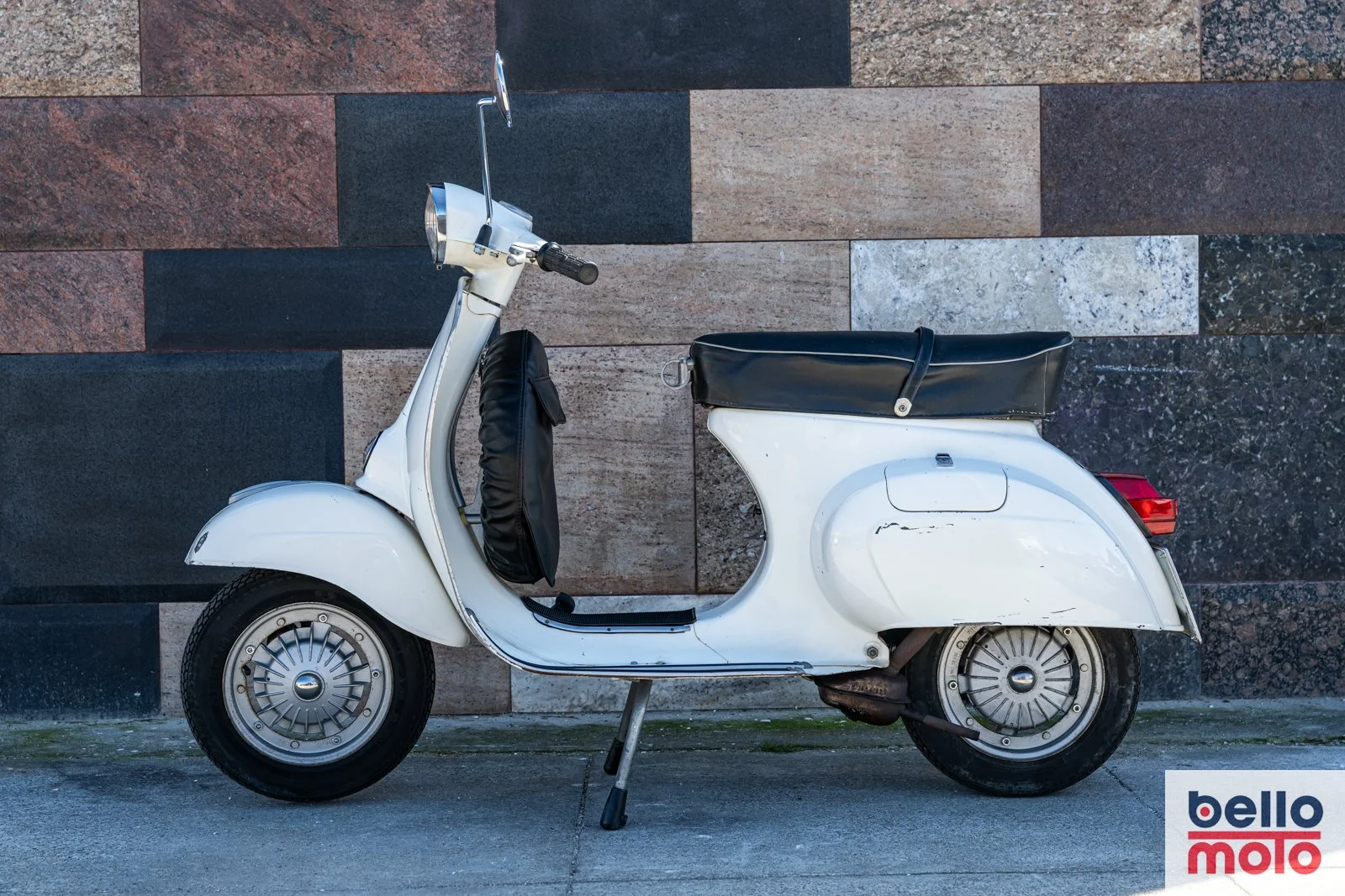 BM480 1980 Vespa Primavera 125 cc. Bianca Original_1600px-52.jpg