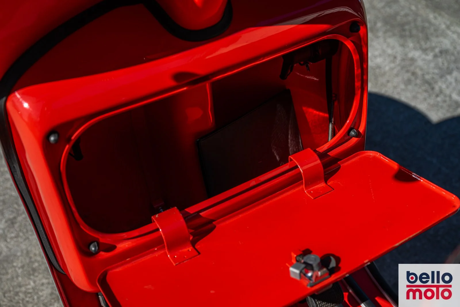 BM486 1982 Vespa P200E Rossa_1600px-35.jpg