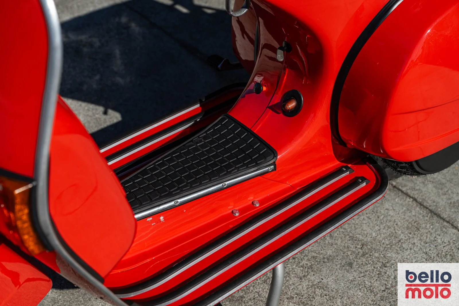 BM486 1982 Vespa P200E Rossa_1600px-38.jpg