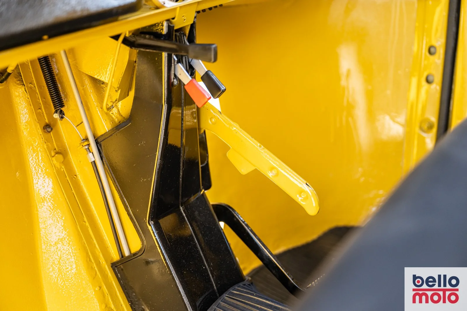 BM443 - 1981 P601 MUSTARD YELLOW Vin - MPM2T58916_1600px-40.jpg
