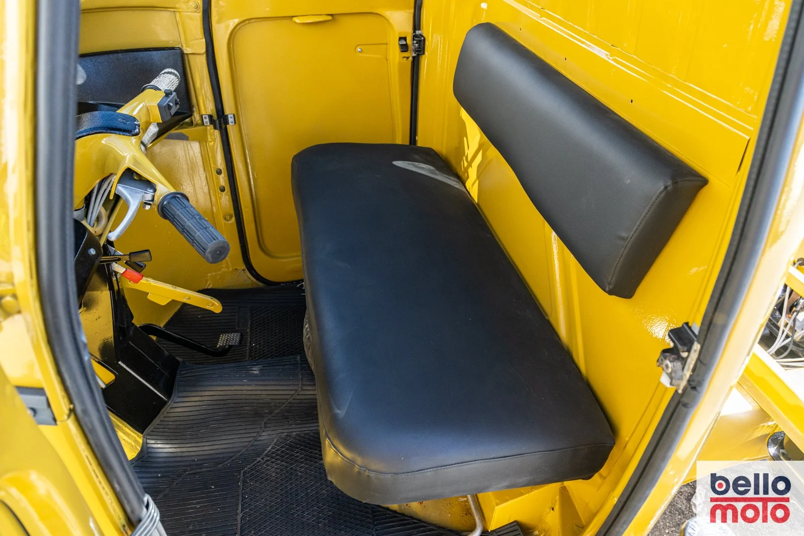 BM443 - 1981 P601 MUSTARD YELLOW Vin - MPM2T58916_1600px-47.jpg