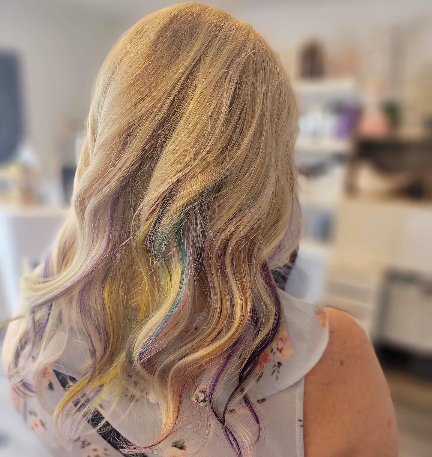 A *subtle* rainbow 🌈😍

There are so many different ways to incorporate colour into your world 💞

Hair by @wildestylist