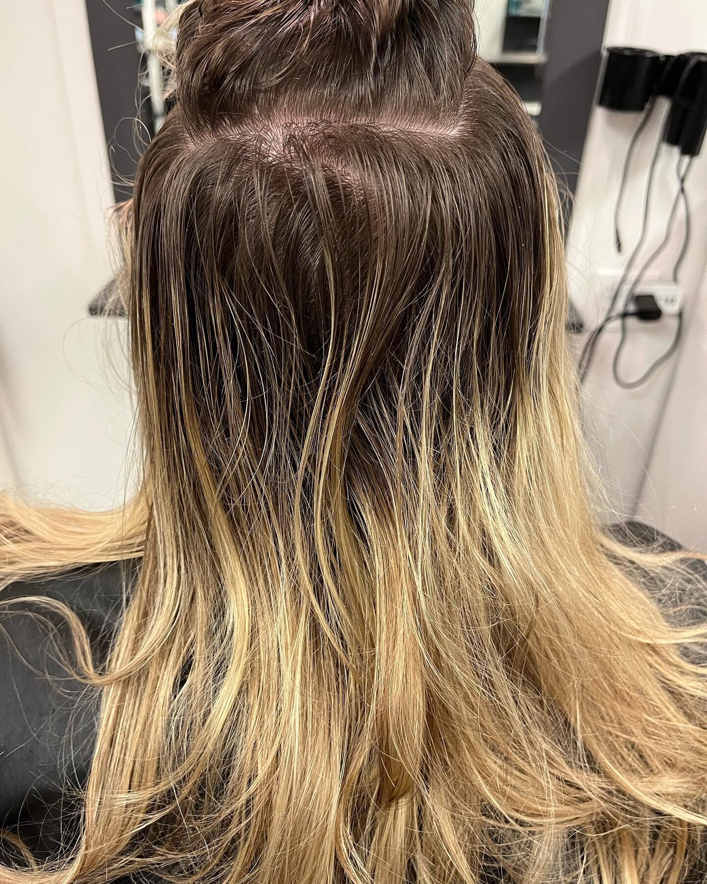 How&rsquo;s that for a little before and after action☀️

Beyond inlove with this warm honey blonde transformation💛 

Hair by: @sarah.davis91 

&bull;
&bull;
&bull;
#beautifulblonde #honeyblonde #warmblonde #babylights #beforeandafter #dimensionalblo