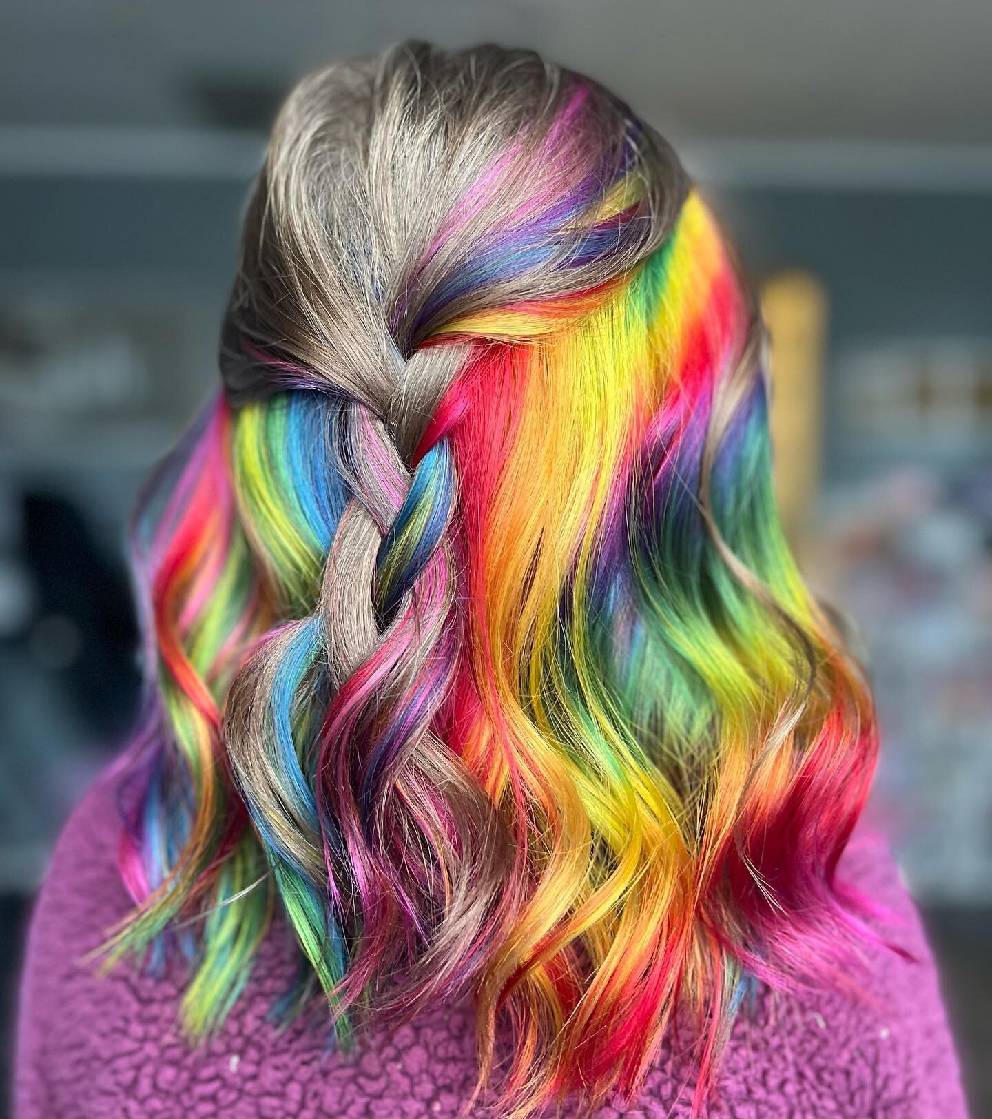 When the skies are grey, we needed a little brightness in our lives🌈🌈 @sarah.davis91 absolutely nailed this😍. #rainbow #haircolor #hairgoalsachieved #rainbowhairdontcare #wildehairboutiquesalon #wildehair #grimsbysalon #hairtransformation