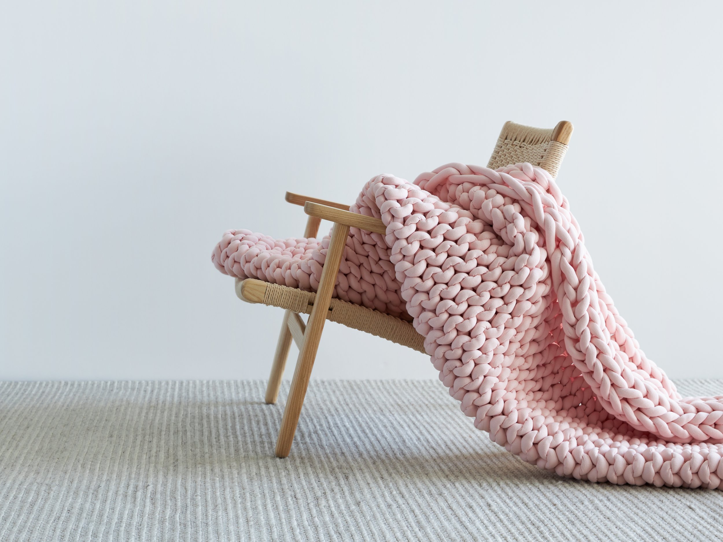 ChunkyKnitWeightedBlanket_Blush_OneSize_HomeEnvironment_1x1_0194.jpg