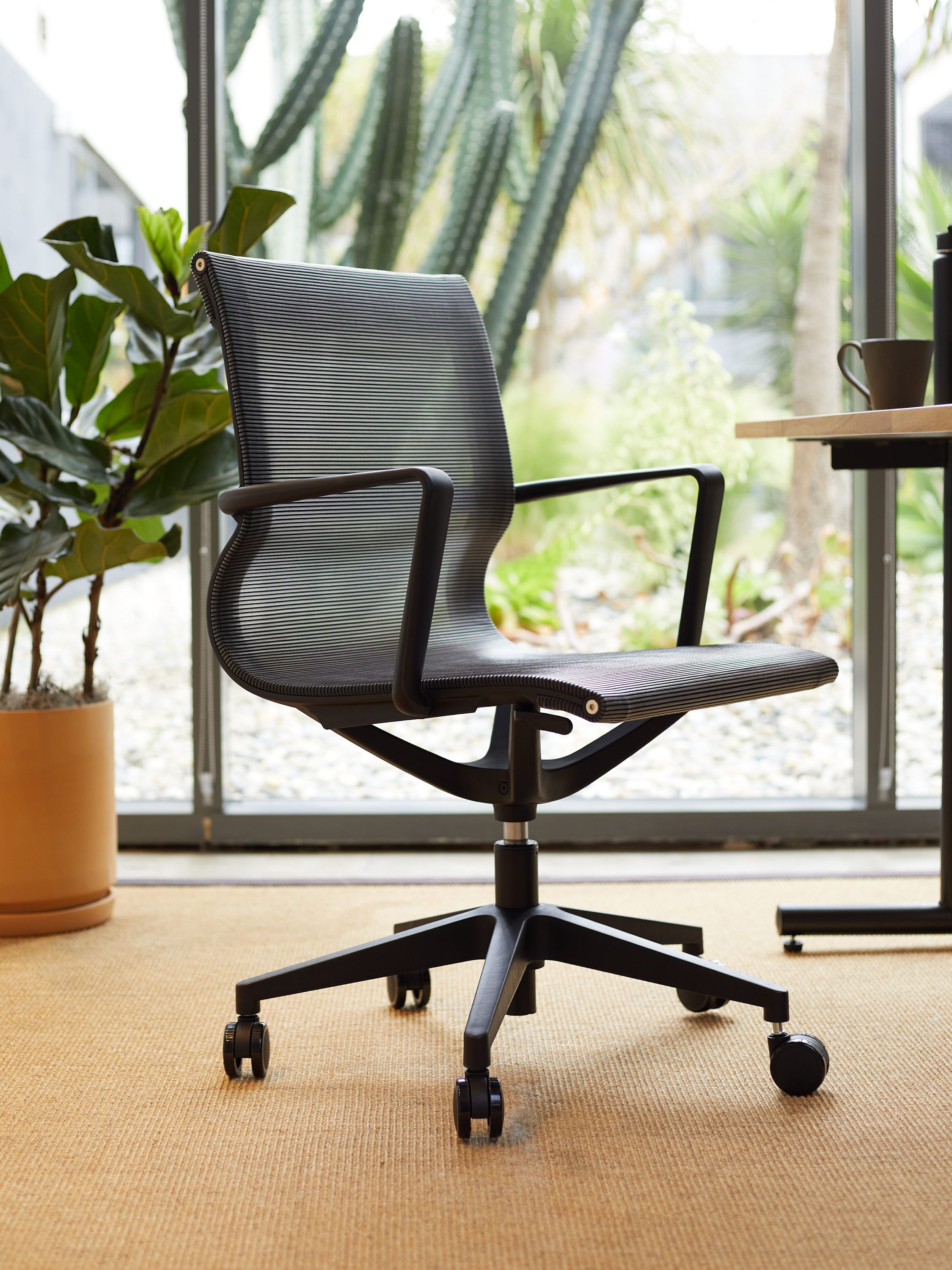 DeskChair_Black_Editorial_3x4_0006.jpg