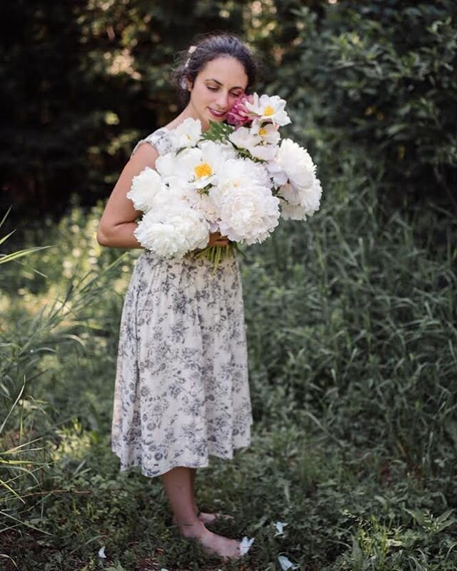 One BEAUTIFUL sneak peek from my lovely friend @julialuckett from our day on Tuesday. My peonies have matured this year (they take 3-5 years from planting to bloom well and be mature enough to harvest) and so I picked an armload for us to have fun wi