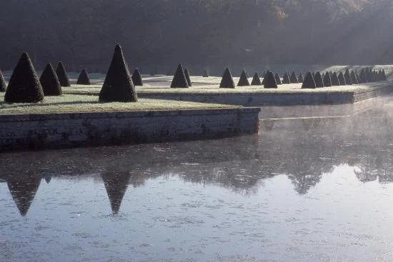 gardens-chateau-de-fontainebleau-france_u-l-q10wejw0.jpg