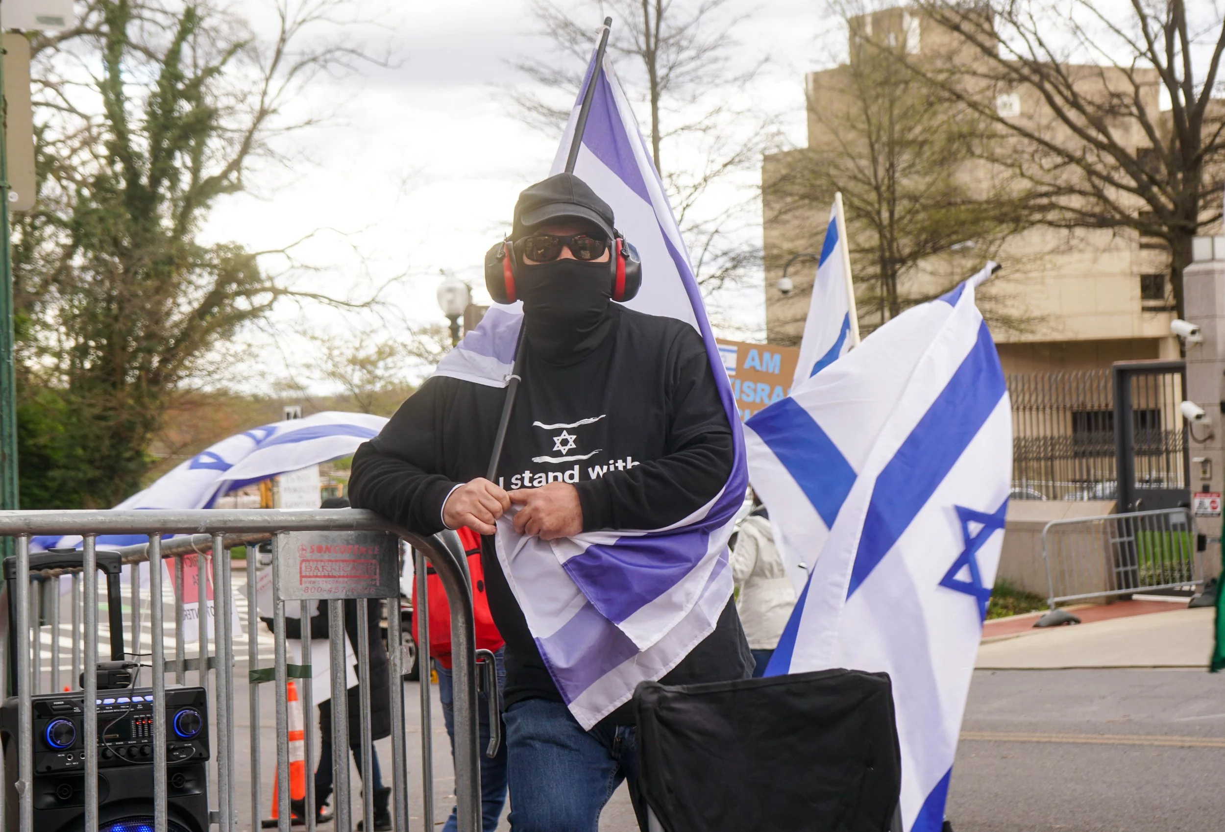 KI counter protesters 4.jpg