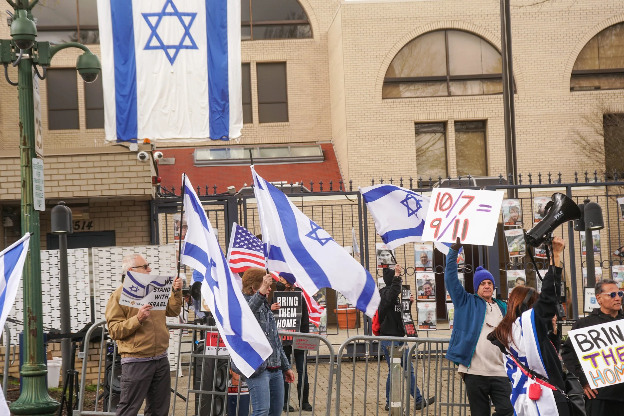 KI counter protesters 3.jpg