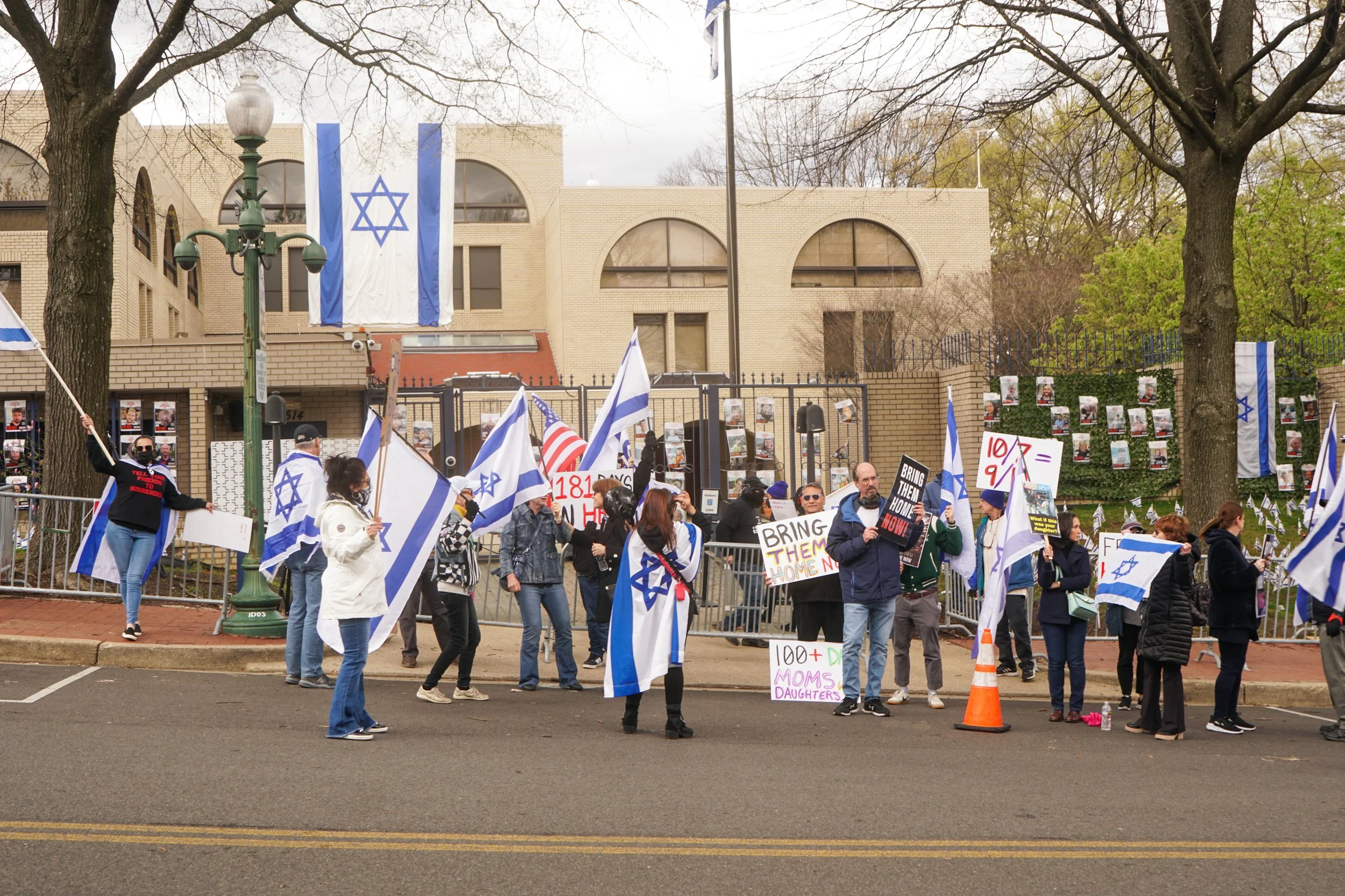 KI counter protesters 2.jpg