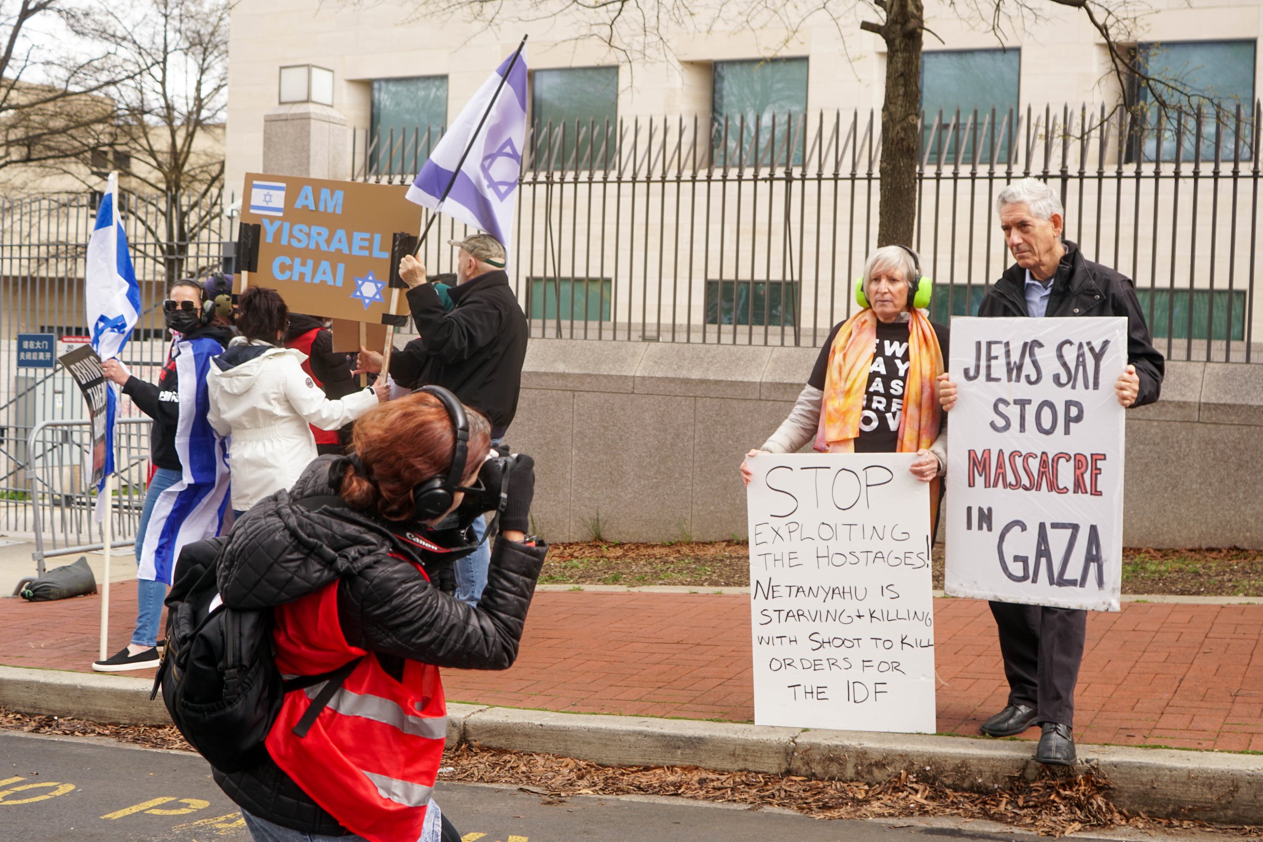 KI counter protesters 1.jpg