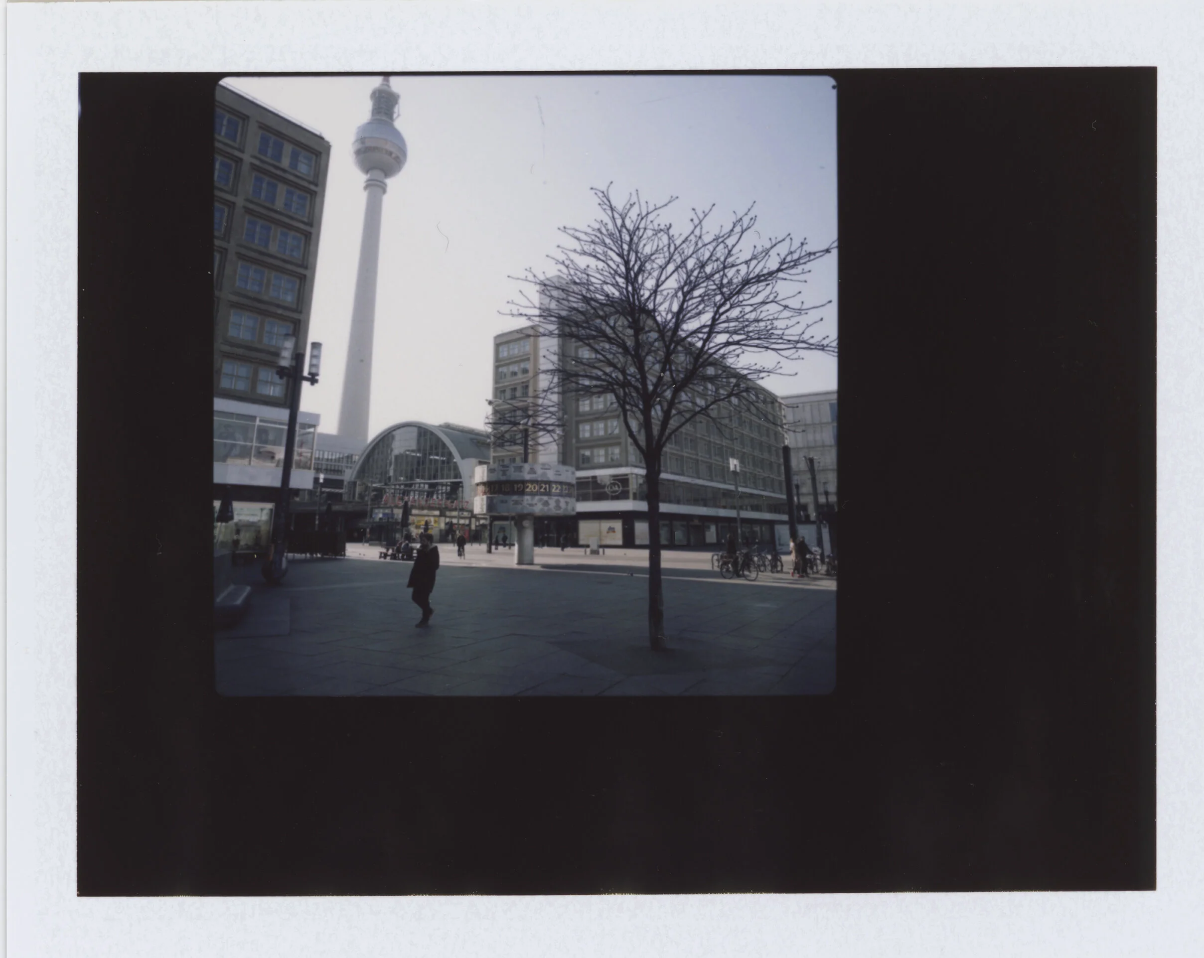  Corona in Berlin 26.03.20 Hasselblad auf Polaroid Fuji 100 Alexanderplatz 