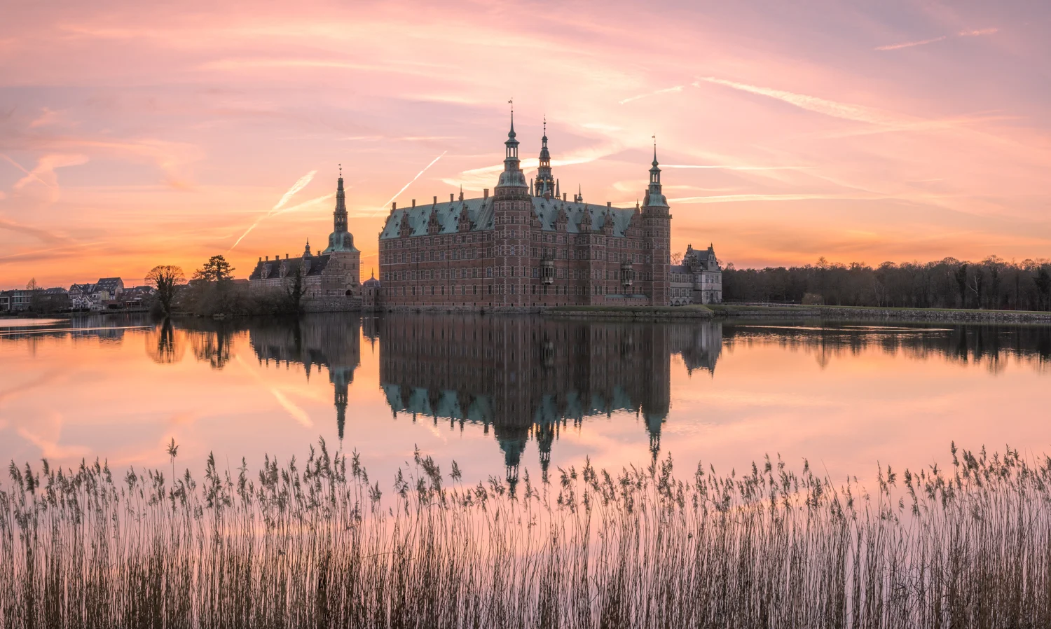 Nikon D7200 + Nikon 18 - 105mm f/3.5-5.6 | ISO 100 | 32mm | f/11 | 5.0/1.6/0.5 sec | (3 image bracket exposure + 6 image panorama. 18 images all together)