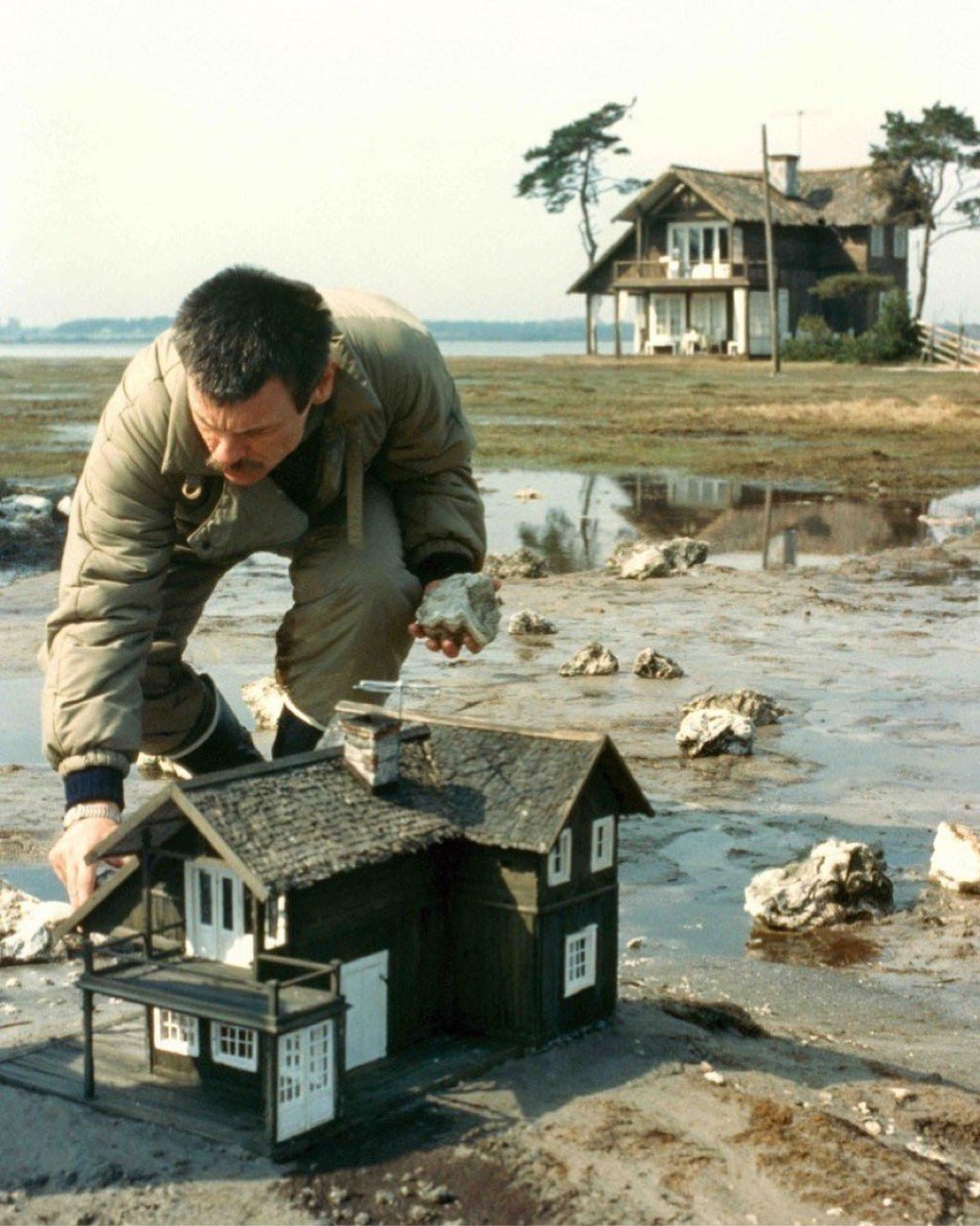 Andrei-Tarkovsky-on-the-set-of-The-Sacrifice.jpg