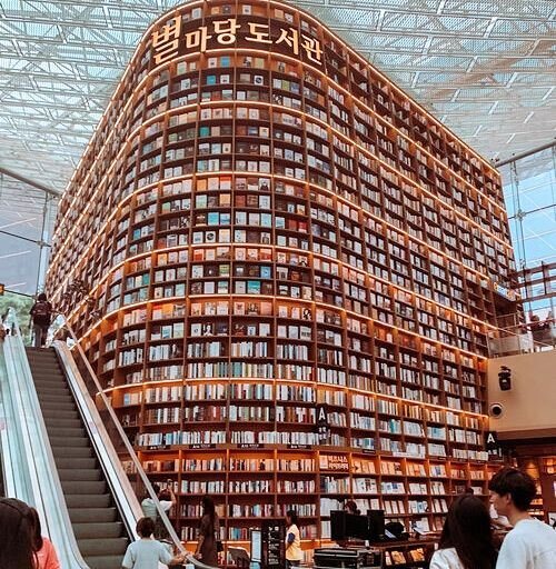 Travel Book Worm 📚

Located in Gangnam, Seoul, the Starfield Library is one of the most  breathtaking libraries in the world for its wide selections of books and its incredible architecture 😍

Have you been to the Starfield Library?

📷: @alpsandab