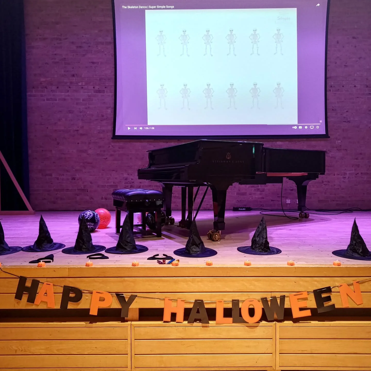 Celebrated Spook-tober in the best way this morning, with @oxfordsong, @sthildasoxford, and @marriottbecca in a Halloween themed concert for families (BYO cushion!) 🎃☠️ 

https://oxfordsong.org/events/cushion-concerts-3