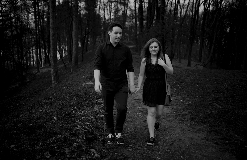 Engagement-photoshoot-in-forest-2.gif
