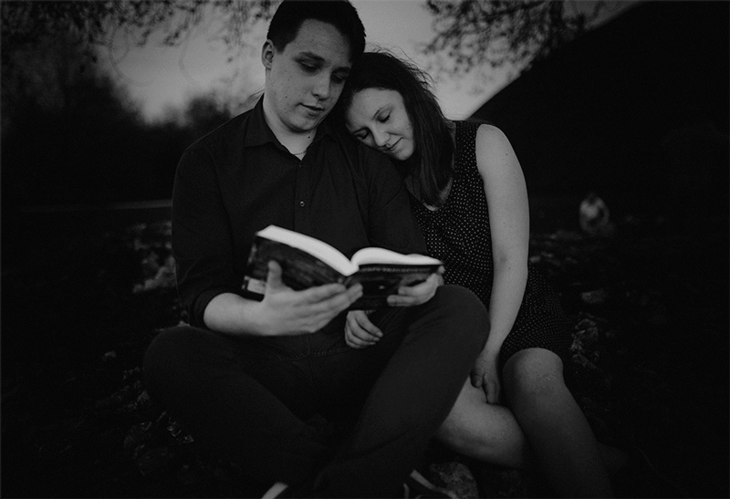Engagement-photoshoot-in-forest-7.gif