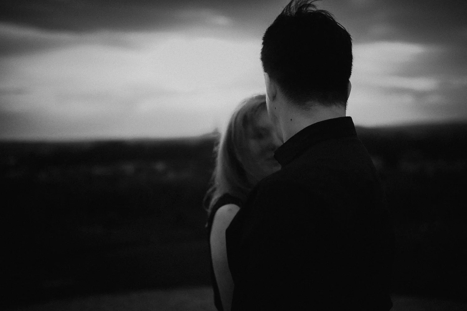 Engagement-photoshoot-in-forest-on-mound-31.jpg