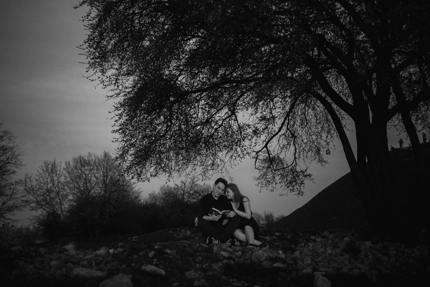 Engagement-photoshoot-in-forest-on-mound-41.jpg
