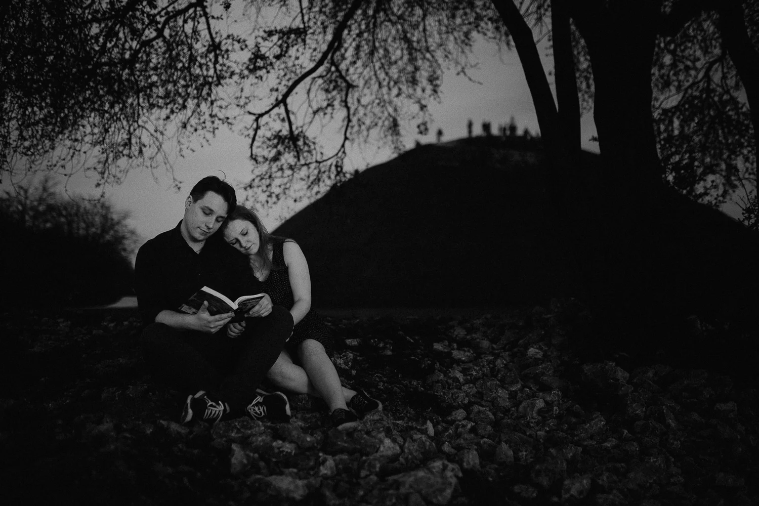 Engagement-photoshoot-in-forest-on-mound-42.jpg