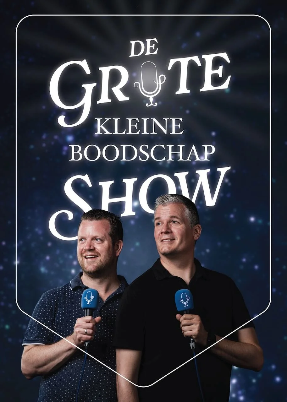 Poster van De Grote Kleine Boodschap Show met in de voorgrond Tim en Paul met microfoon, wegkijken naar links