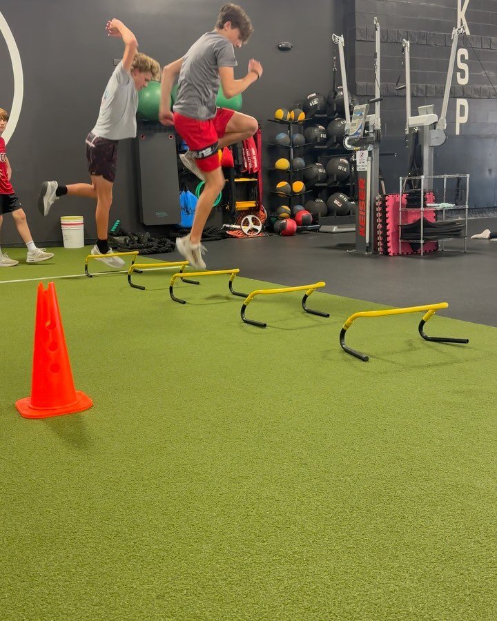 LEVEL 2 (Middle School age)

Building the foundation to all around solid LATERAL MOVEMENTS..

&bull;Medial/Lateral Counter Jumps 
&bull;Hi Box Landings 
&bull;Window Runs
 
@jeffreyseejr 
 
#MkspFamily

#speedtraining #lateralagility #acceleration #s