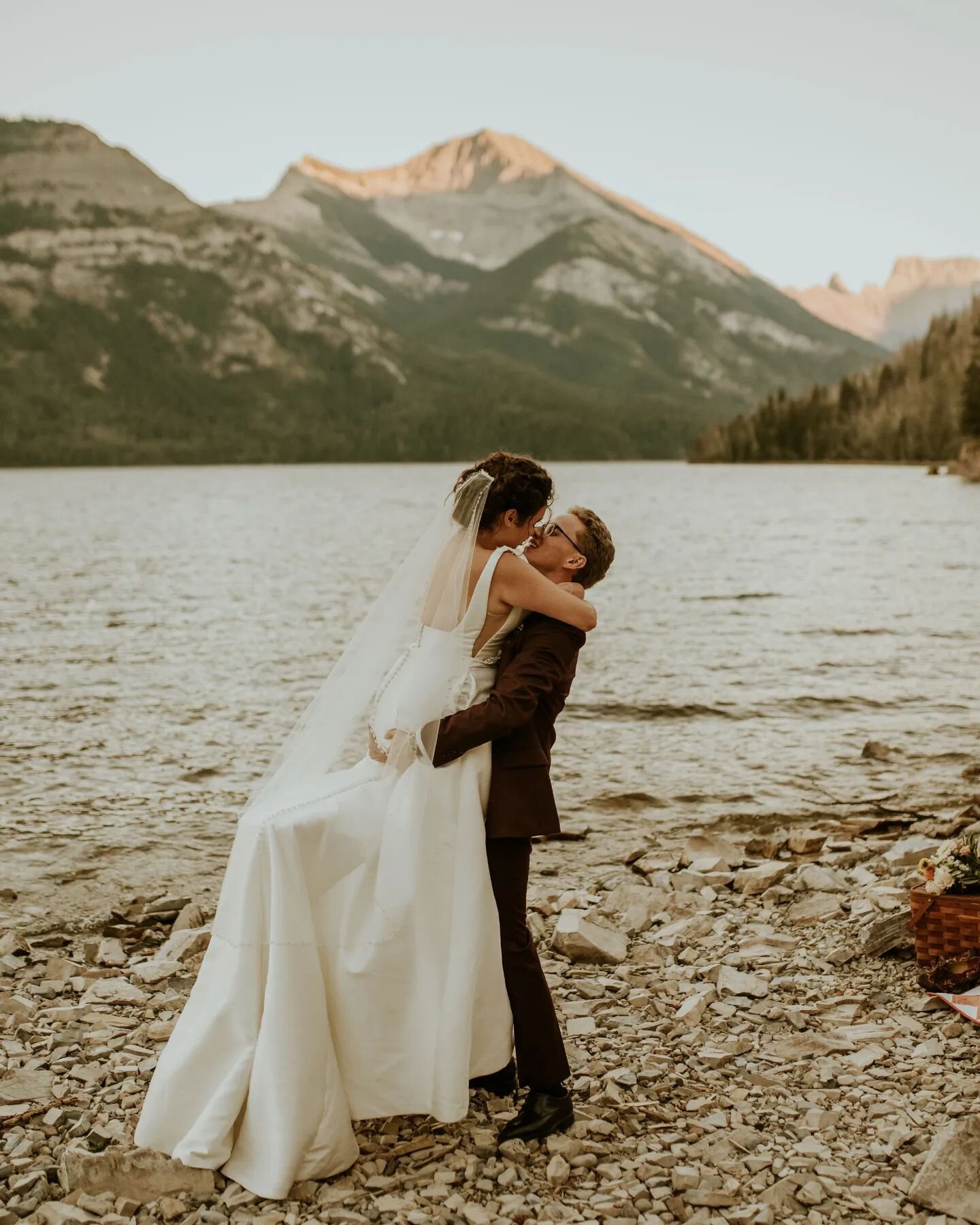 An intimate micro wedding in Waterton

Kelti and Ryan got ready together with their family and friends present in the cutest cabin and each moment felt so intentional.

This little set came from after dinner when we snuck back to the beach for a litt