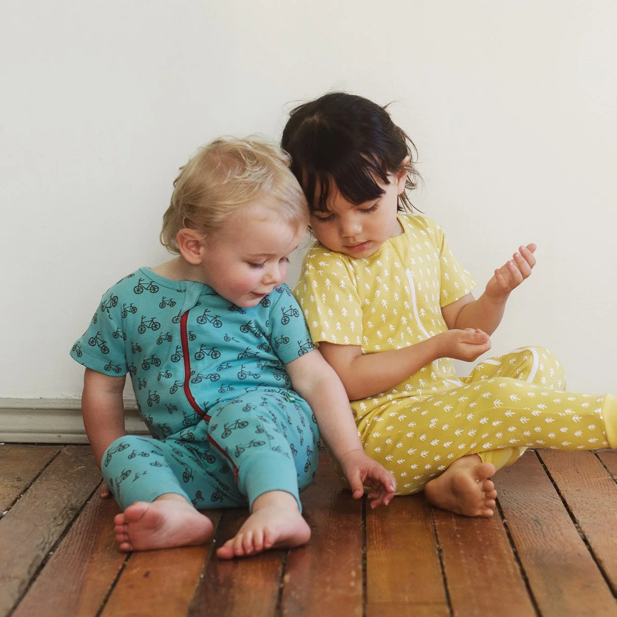 π Parade Organics Beautiful stylish patterns made from ultra soft organic cotton! Parade organic rompers have two way zippers for easy diaper changes, and the footless feature often mean they fit for longer than traditional footed ones.