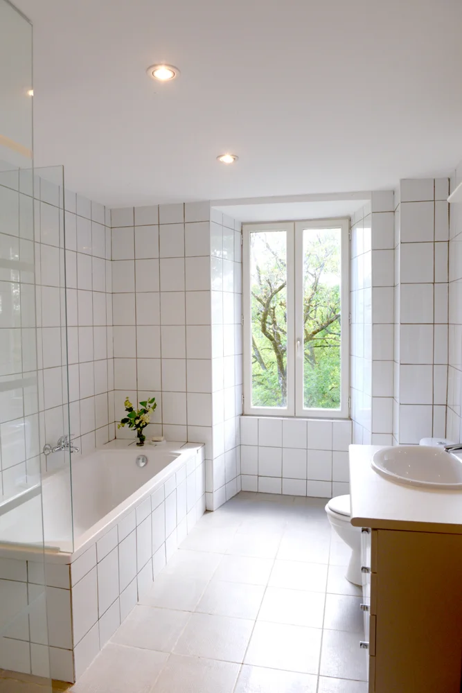 Middle Bathroom