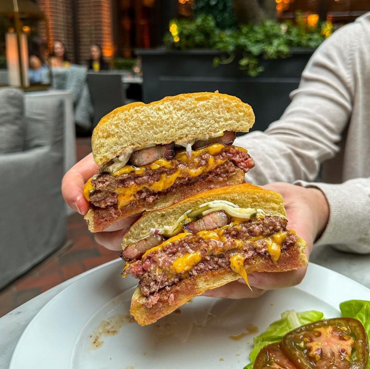 The Ultimate Burger Guide: Ordering Out While Maintaining Your Weight Loss Goals 