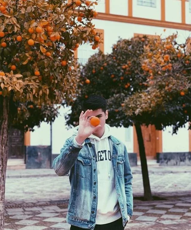 Forget apples. You’re the orange of my eye🍊 #hoyasabroad 📸: @christian.x.garcia