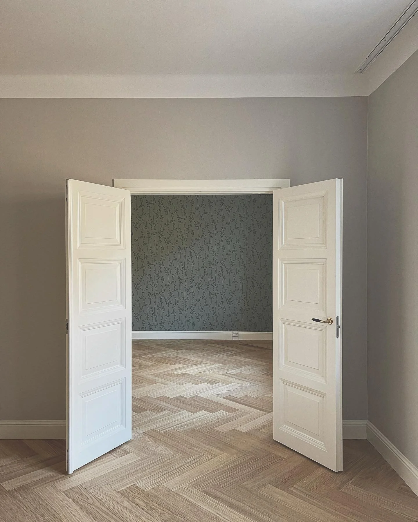 Kuorittiin edellisten remonttien kerrokset, kunnostettiin alkuper&auml;iset osat ja jatkettiin rakennuksen hengess&auml;. Piilotettiin viimeisin tekniikka, lis&auml;ttiin asiakkaan t&auml;rkeille toiminnoille paikat, ja luotiin rauhallinen yleisilme.