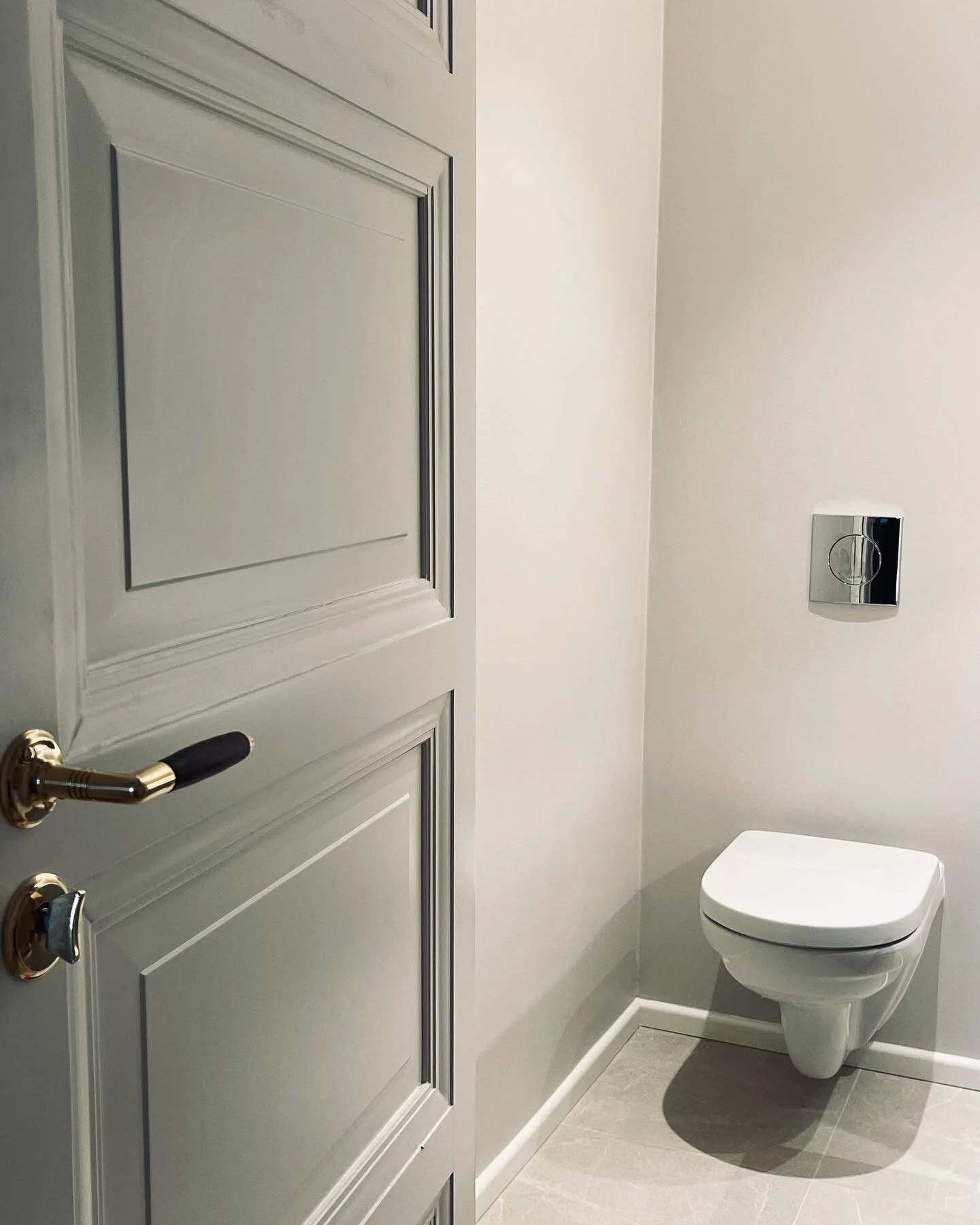 Vanhoissa raameissa tekniikan pit&auml;&auml; v&auml;isty&auml; fiiliksen tielt&auml;. Kauniit listoitukset ja led-h&auml;rp&auml;kkeet eiv&auml;t sovi samaan paikkaan. 

T&auml;ss&auml; eteisen vaatehuoneeseen rakennettiin uusi wc. WC-istuimelle ei 