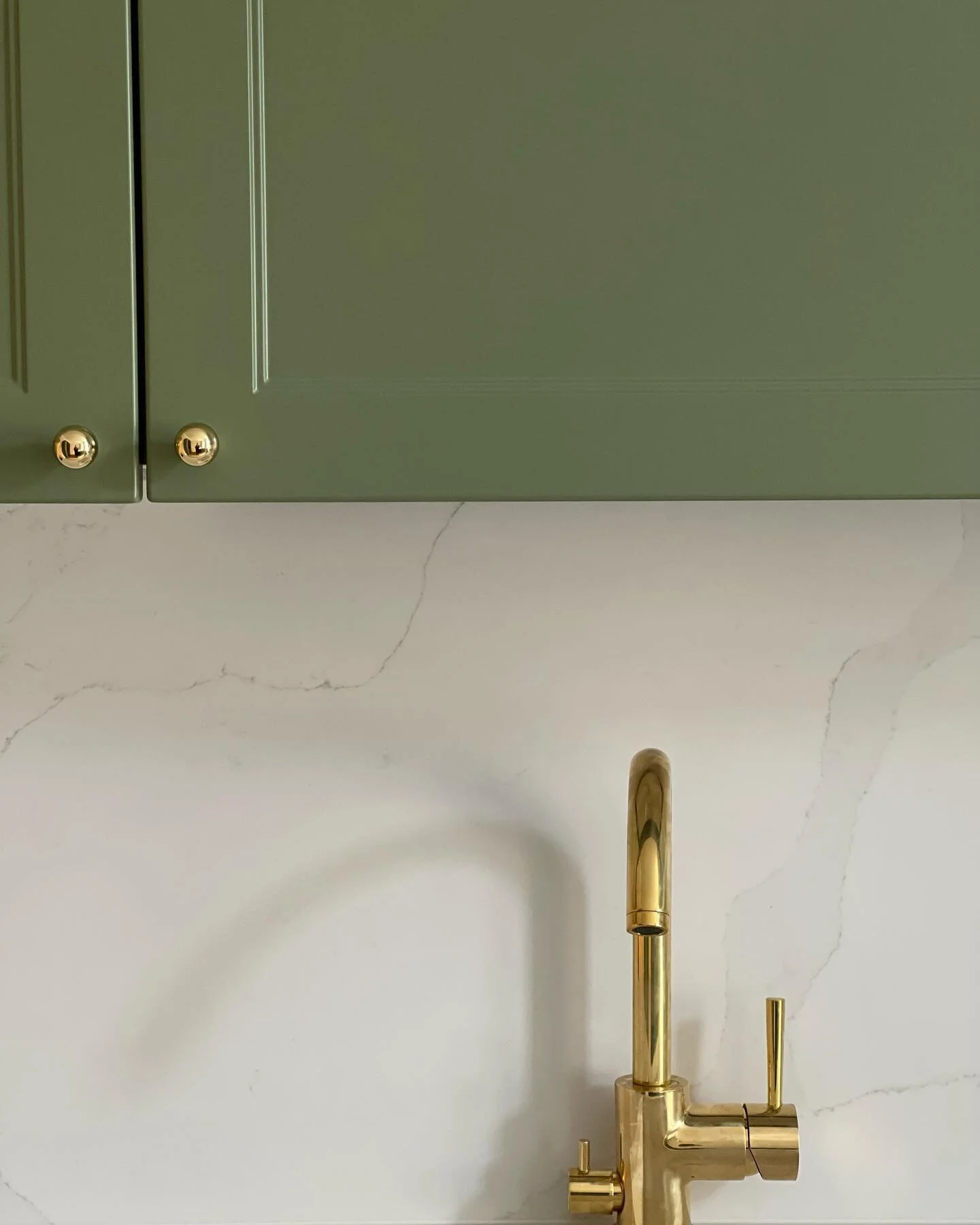 My&ouml;s keitti&ouml;n fiilis ja s&auml;vyt voivat l&ouml;yty&auml; talon hengest&auml;. T&auml;ss&auml; on v&auml;h&auml;n apteekkiestetiikkaa ja bistrotunnelmaakin mukana. Vihre&auml;n s&auml;vy&auml; pohdittiin pieteetill&auml;. Vanhassa talossa 