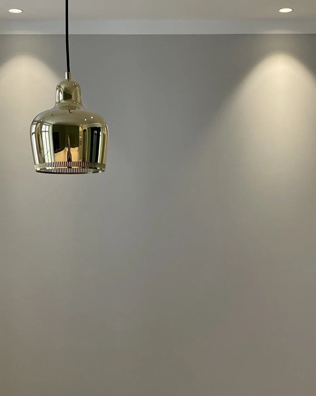 Parhaaseen valaistukseen p&auml;&auml;see yhdist&auml;m&auml;ll&auml; huonetilassa useita valonl&auml;hteit&auml;. Niit&auml; p&auml;&auml;lle ja pois napsauttamalla saa erilaisia tunnelmia ja tilan kohtia valaistua. 

Erityisesti eri aikaan vuorokau