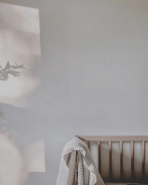 Kokemusta my&ouml;s n&auml;iden nuorempien asiakkaiden tiloista. 
N&auml;iss&auml; projekteissa kannattaa ottaa hyviss&auml; ajoin ennakkoon yhteytt&auml; suunnitteluaikaa varten. 🤎🧸

#baby #bebe #interiors #interiordesign #home #lastenhuone #vauva