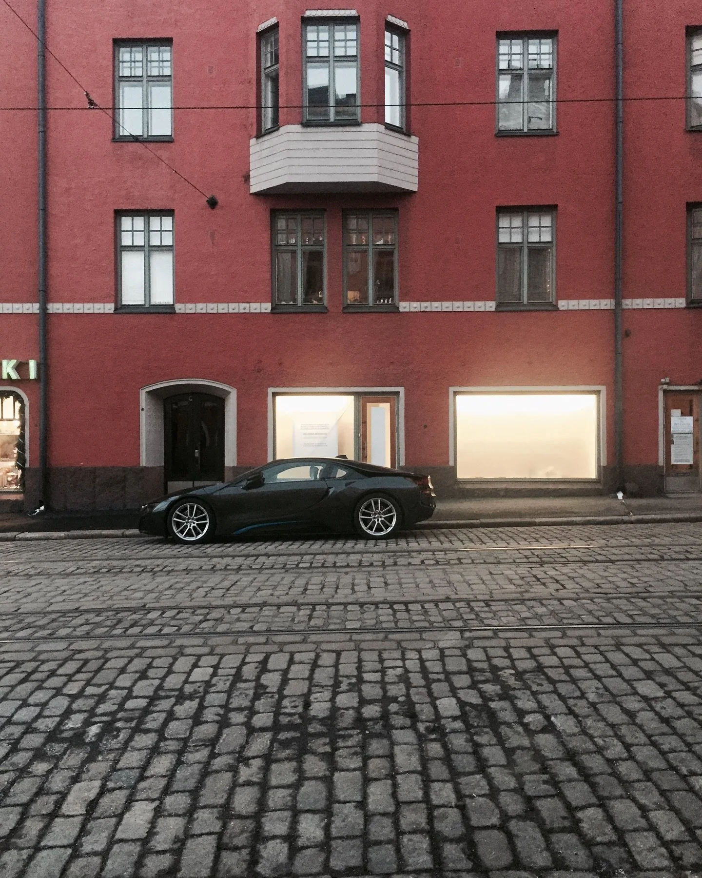 Meilt&auml; kysyt&auml;&auml;n usein mustasta tarrasta ikkunassamme. 
⚫️ Helsinki Interiors on Design District Helsingin j&auml;sen. 

Toimistomme, asiakastilamme ja showroomimme sijaitsee Design Districtin syd&auml;mess&auml; Ullanlinnassa. DDH-j&au
