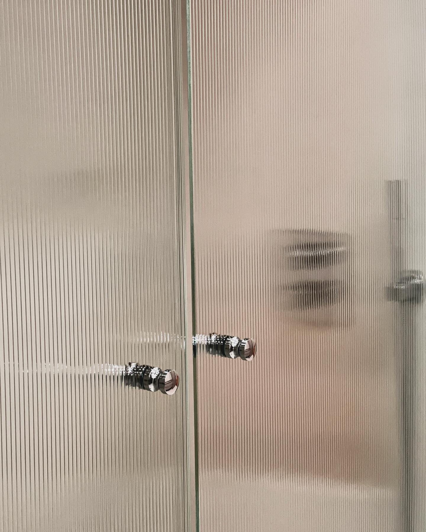 Suihkun lasiovet ovat kielt&auml;m&auml;tt&auml; haastavat. Viev&auml;t tilaa, roiskeet j&auml;&auml;v&auml;t n&auml;kyviin, metalliprofiilit ovat eriparisia muun tilan ilmeeseen, ja pahimmillaan jopa r&auml;misev&auml;t. 

Monessa kohteessa on asiak