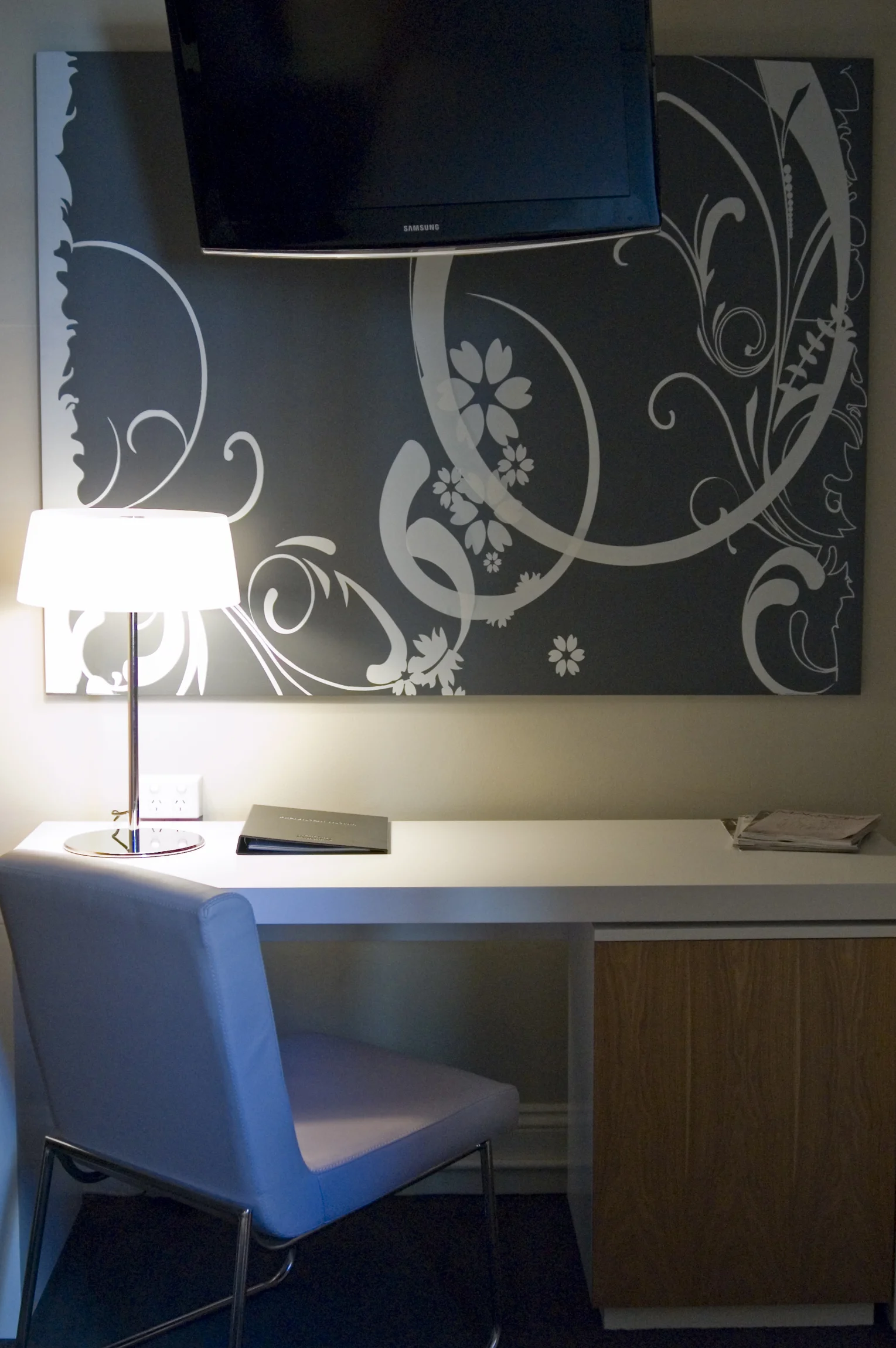 deluxe-twin-desk-area.jpg