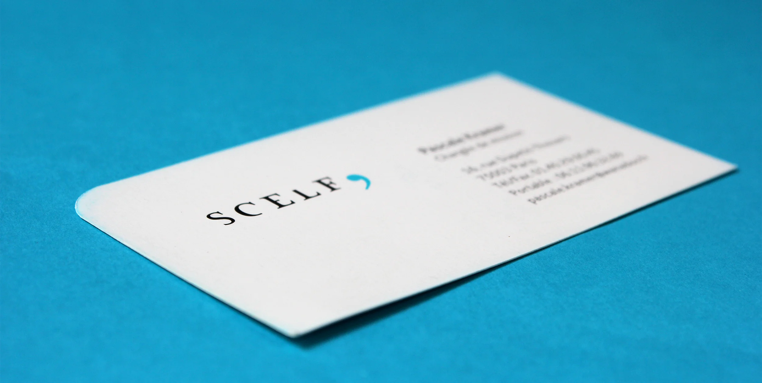 The comma punctuation mark as an inseparable graphic element of the identity provides a solid foundation for some strong and impactful colour contrast in print. The colour palette brings together the urban qualities of blue, the clarity of black and white, and a striking and electric cyan.