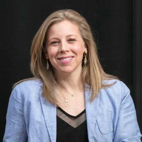 Lindsey J. Davis, Founder Lindsey designs and delivers experiences to help talented and driven individuals become more powerful and persuasive. She has helped members of state and local government, community organizations, and educational institutions craft powerful content, raise money, cultivate relationships, and deliver stories creatively. Lindsey holds master's degrees in city and regional planning and public administration from UNC-Chapel Hill and teaches leadership for entrepreneurs, business ethics, and creative leadership for professionals at the Maryland Institute College of Art.